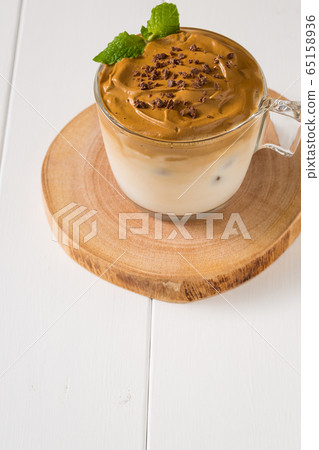 Whipped dalgona coffee 65158936