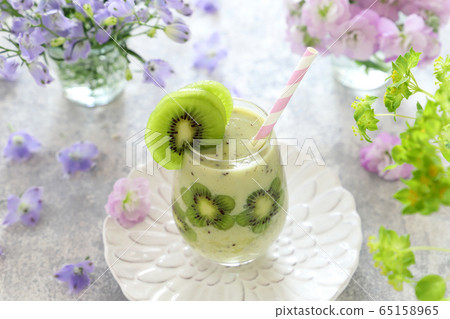 Kiwi Smoothie 65158965