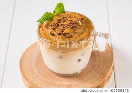 Whipped dalgona coffee 65159145