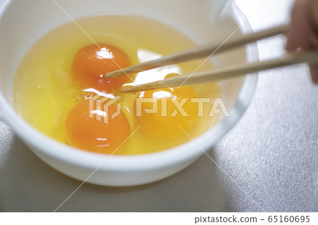用筷子煮3個雞蛋的圖像 用筷子煮3個雞蛋的圖像 65160695