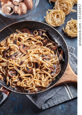 Tagliatelle pasta with champignion mushrooms 65160957