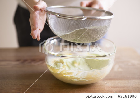 Making sweets Flour 65161996