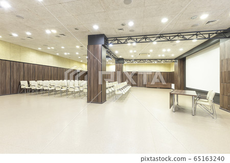Cnference room with speaker table and screen 65163240