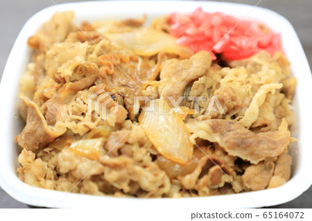 美味的牛肉餃子盒午餐 65164072