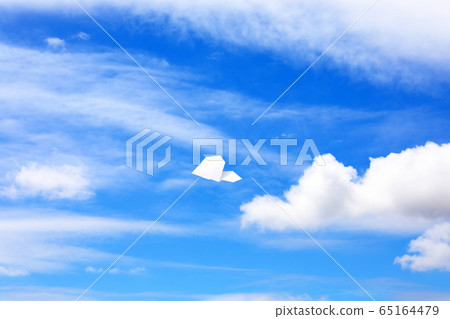 紙飛機在天上飛 紙飛機在天上飛 65164479