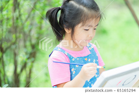 A child playing in the garden 65165294