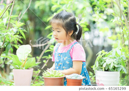 A child playing in the garden 65165299