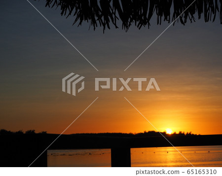 Moorea sunset 65165310