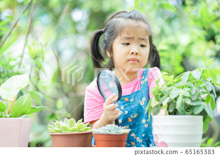 A child playing in the garden 65165383