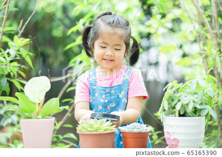 A child playing in the garden 65165390