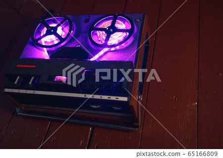 reel to reel audio tape recorder with purple led 65166809