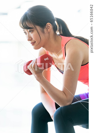  健身房肌肉訓練訓練飲食啞鈴年輕女子 65166842