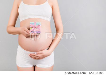 Cropped image of small gift box in pregnant 65168488