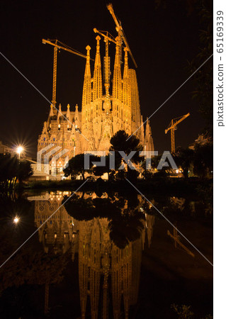 Night view of Sagrada Familia 65169339