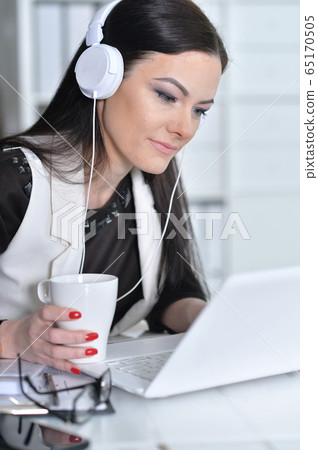 Portrait of a businesswoman working in office 65170505