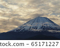 早晨，富士山上空的雲層籠罩著障子湖 65171227