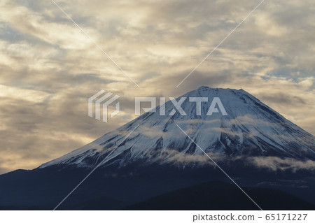 早晨,富士山上空的雲層籠罩著障子湖 早晨,富士山上空的雲層籠罩著障子湖 65171227