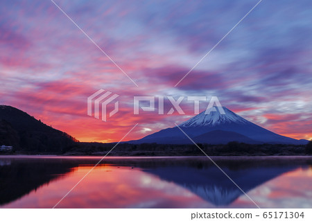 一月日出的富士山從昭二湖 一月日出的富士山從昭二湖 65171304