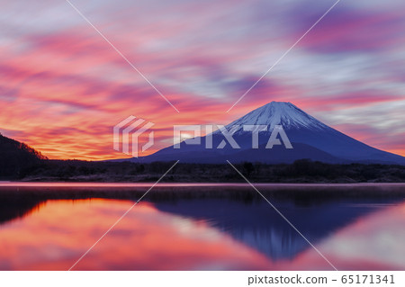 一月日出的富士山從昭二湖 一月日出的富士山從昭二湖 65171341