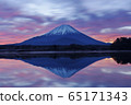 一月從昭二湖升起的富士山 65171343