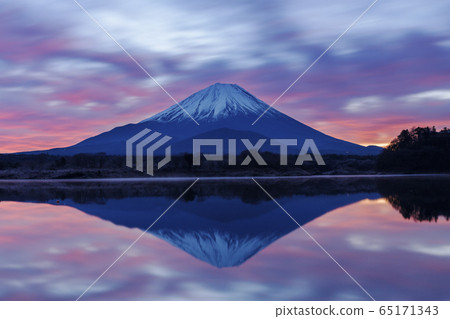 一月從昭二湖升起的富士山 65171343