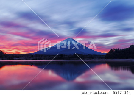 一月日出的富士山從昭二湖 一月日出的富士山從昭二湖 65171344