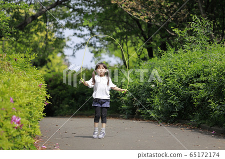 Infant who jumps rope (5 years old child) Infant who jumps rope (5 years old child) 65172174