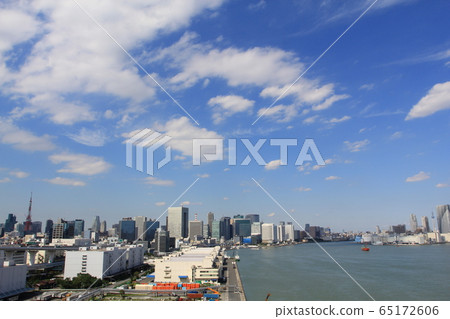 Container wharf in Tokyo Bay 65172606