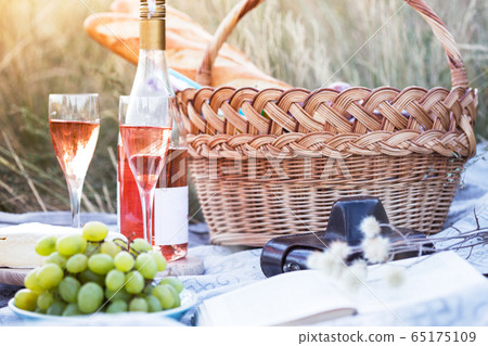 Picnic in the meadow Picnic in the meadow 65175109