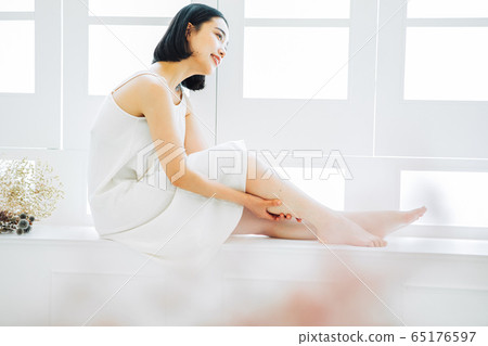 Leg skin care massage 65176597