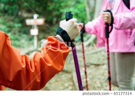 登山女孩徒步登山登山戶外徒步旅行 65177314