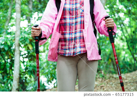 登山女孩徒步登山登山戶外徒步旅行 65177315