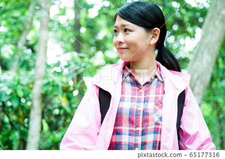 登山女孩徒步登山登山戶外徒步旅行 65177316