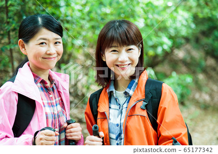 登山女孩徒步登山登山戶外徒步旅行 65177342