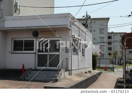 Abandoned police box building 65178213