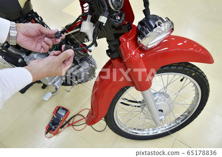 Bicycle under maintenance 65178836