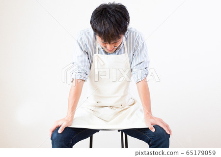 A man wearing an apron 65179059