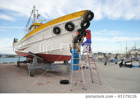 Fishing boat maintenance 65179226