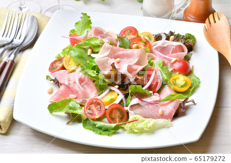 Raw ham (Italian pancetta, raw bacon, raw pork ham), baby leaf, and tomato salad. Red wine 65179272