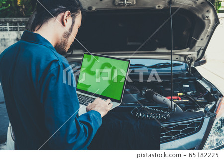 Professional mechanic providing car repair service Professional mechanic providing car repair service 65182225