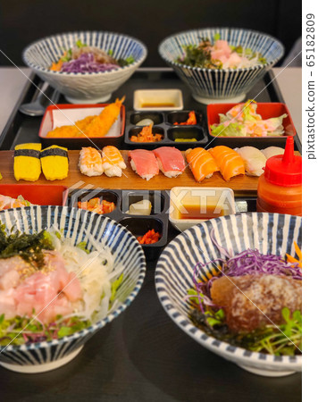 Delicious Japanese food such as sushi, buckwheat and sashimi 65182809