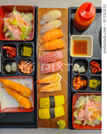 Fresh and delicious sushi and a variety of Japanese food Fresh and delicious sushi and a variety of Japanese food 65182810