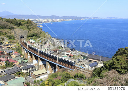 在東海道幹線上運行的E261系列 在東海道幹線上運行的E261系列 65183078