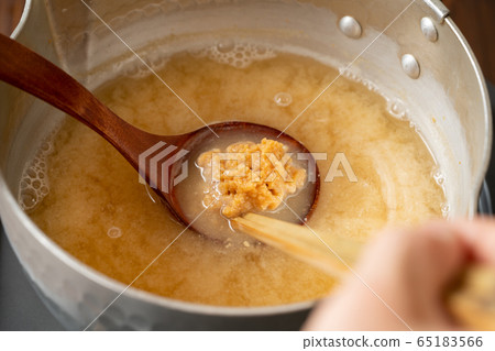 Make miso soup 65183566