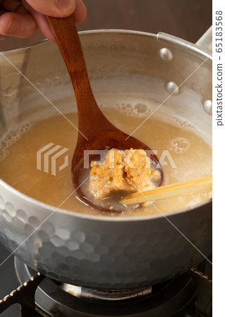Make miso soup 65183568