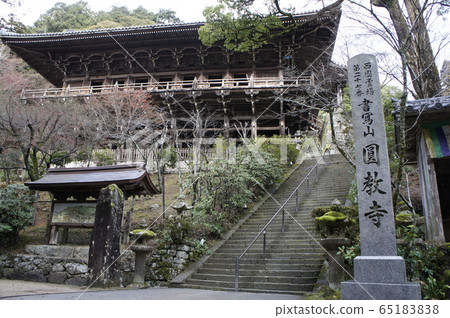 Garden temple 65183838