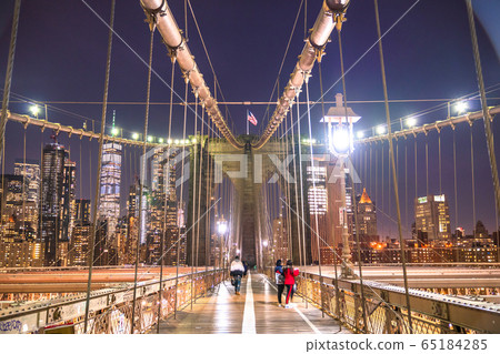 布魯克林大橋和曼哈頓的紐約夜景 65184285