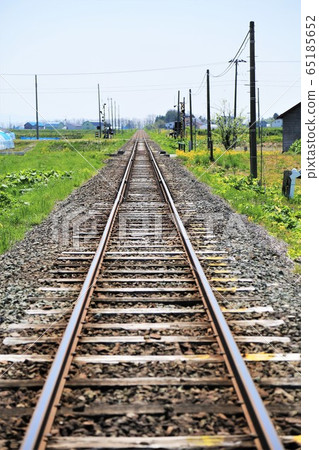 Railroad tracks 65185652
