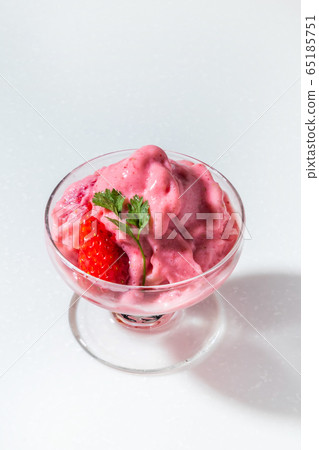 草莓水果冰淇淋 65185751