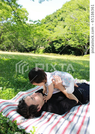 Picnic with parent and child 65186361